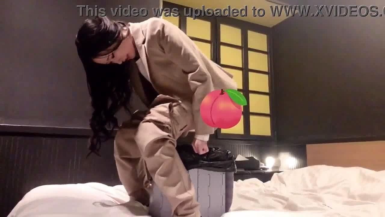 Japanse vrouw gebruikt een mooie urinoir vibrator om te masturberen in een ramptoilet met Koreaanse ondertitels / TUBEV.SEX nl